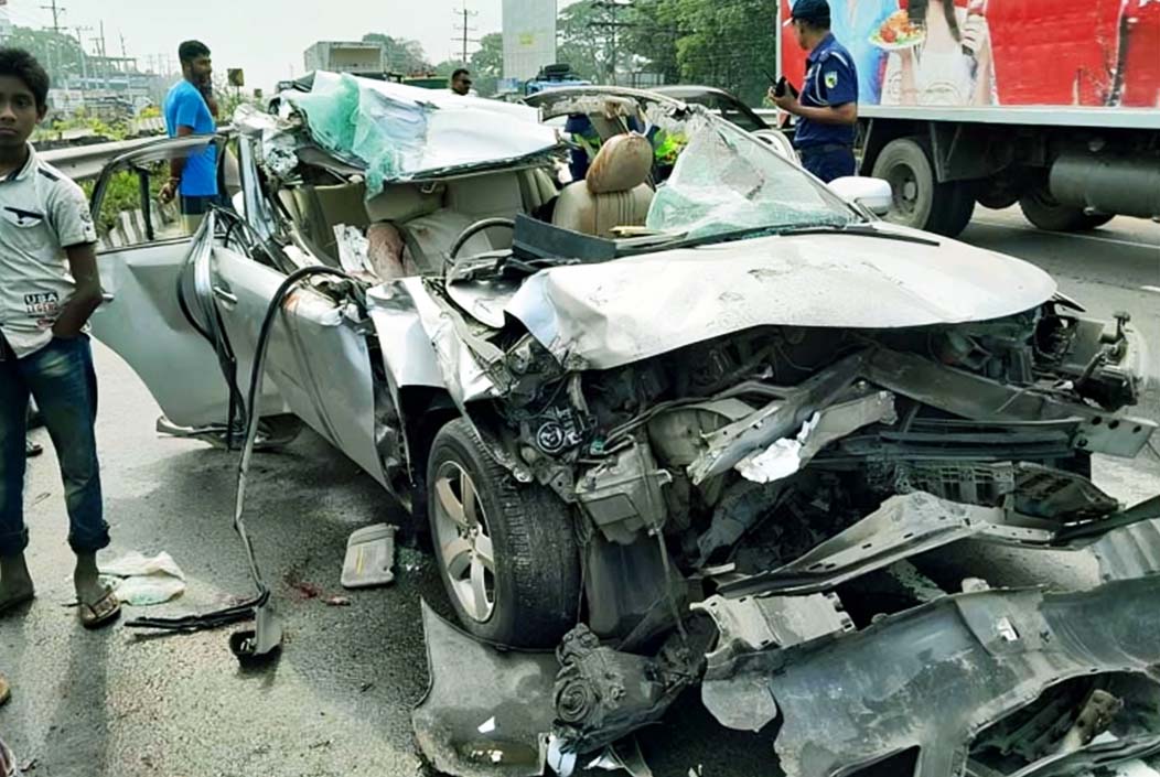 টাঙ্গাইলে কাভার্ডভ্যানের পেছনে প্রাইভেটকারের ধাক্কা, নিহত ২