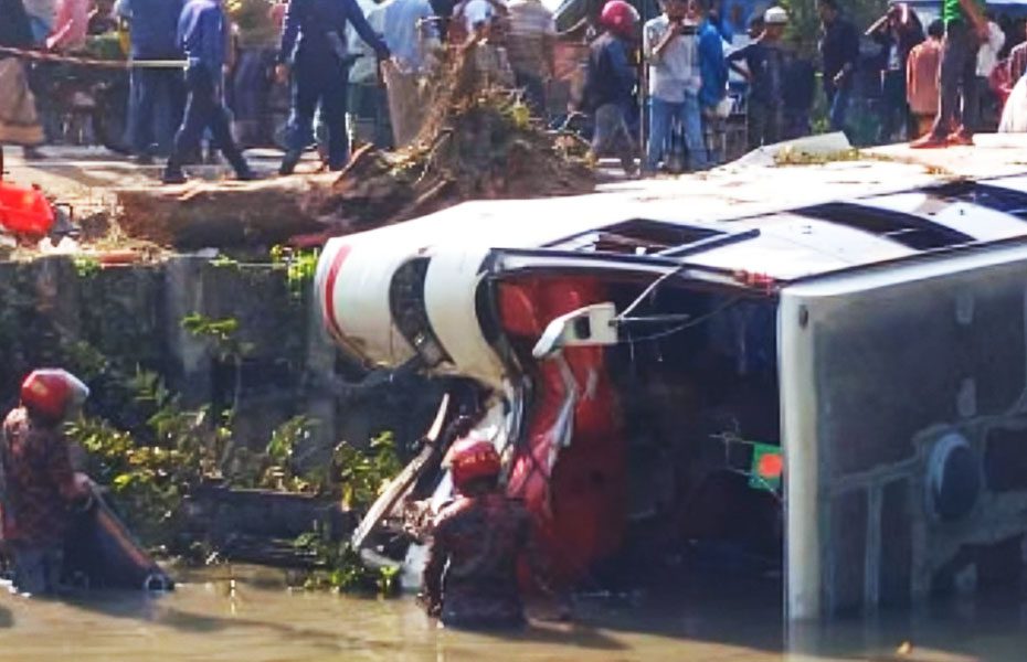 পথচারীকে চাপা দিয়ে যাত্রীবাহী বাস পুকুরে, নিহত ২