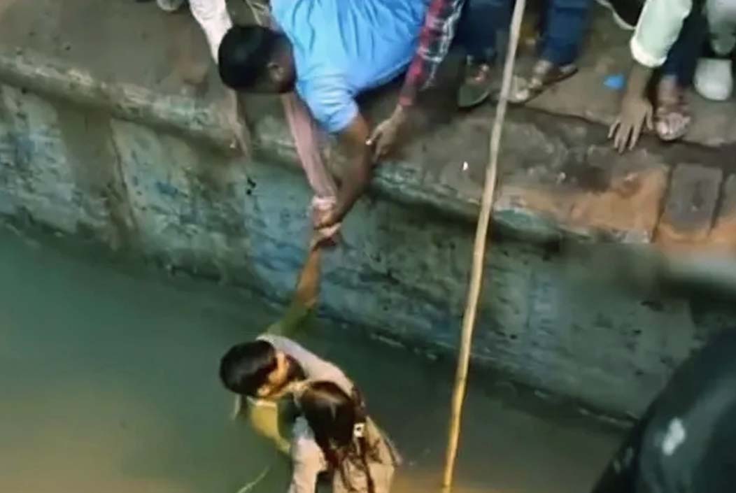বরিশাল নৌবন্দরে প্রেমিকের চড় খেয়ে লঞ্চ থেকে ঝাঁপ দিলেন প্রেমিকা