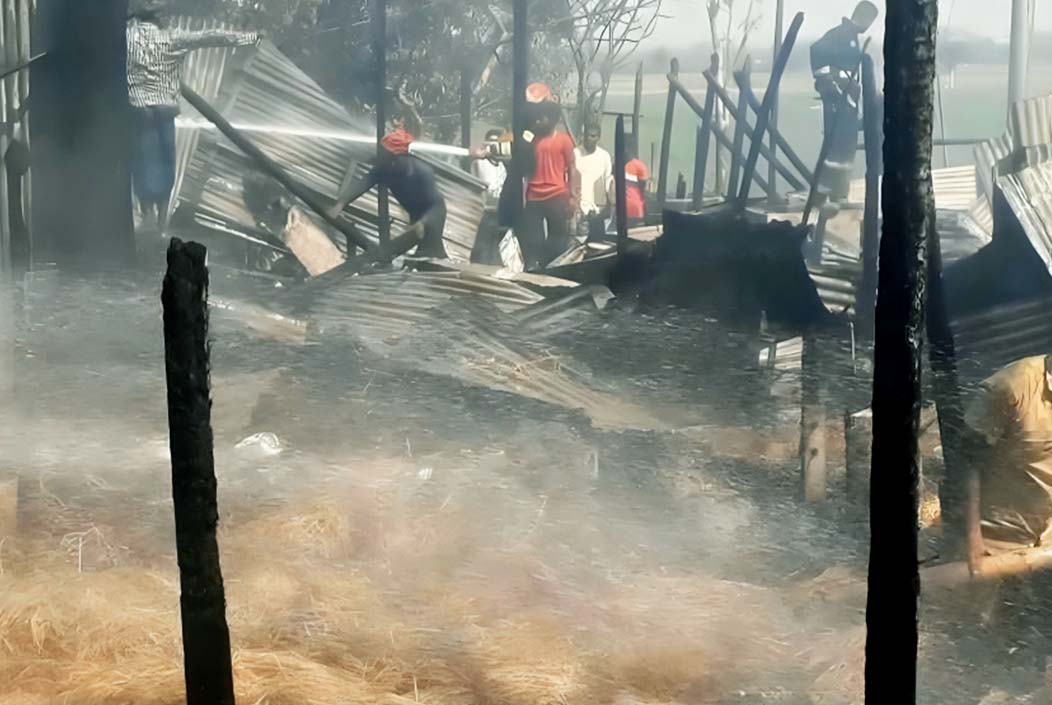 মাদারীপুর সদরে ৪টি বসতবাড়িসহ ১২টি ঘর আগুনে পুড়ে ছাই