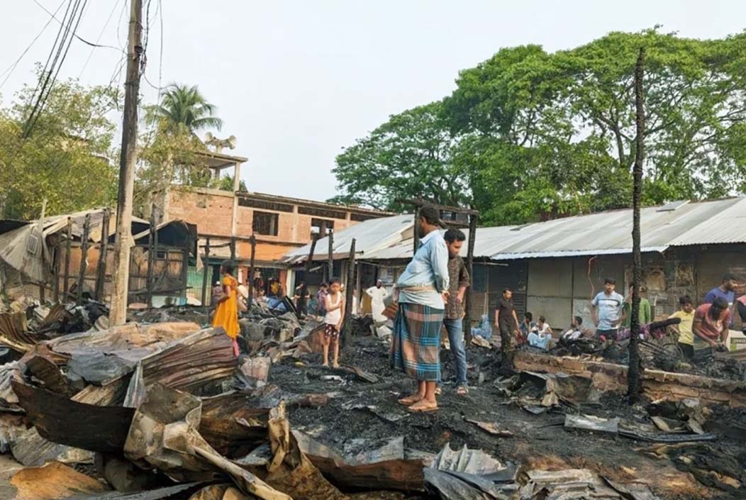 খাগড়াছড়ির দিঘীনালায় ২৫টি দোকান আগুনে পুড়ে ছাই