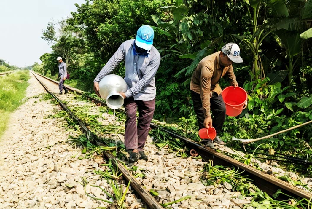 তীব্র তাপদাহে বেঁকে গেছে গাজীপুরের রেললাইন