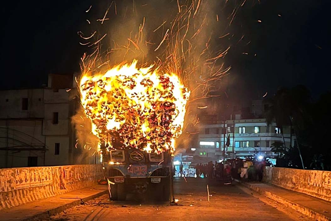 নরসিংদীর রায়পুরায় পাটবোঝাই চলন্ত ট্রাকে আগুন