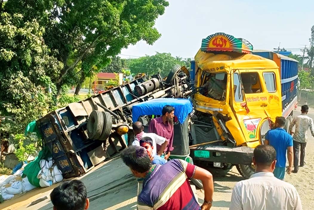 নাটোরে ২টি ট্রাকের মুখোমুখি সংঘর্ষে ট্রাক চালকের মৃত্যু