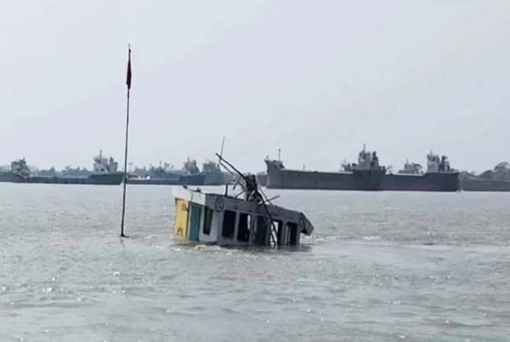 নোয়াখালীর হাতিয়ায় বঙ্গোপসাগরে কার্গো জাহাজ ডুবি, নিখোঁজ ১২