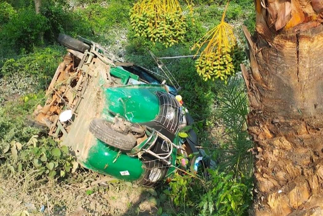 পটুয়াখালীর কলাপাড়ায় সিএনজি নিয়ন্ত্রণ হারিয়ে খাদে পড়ে নিহত ২