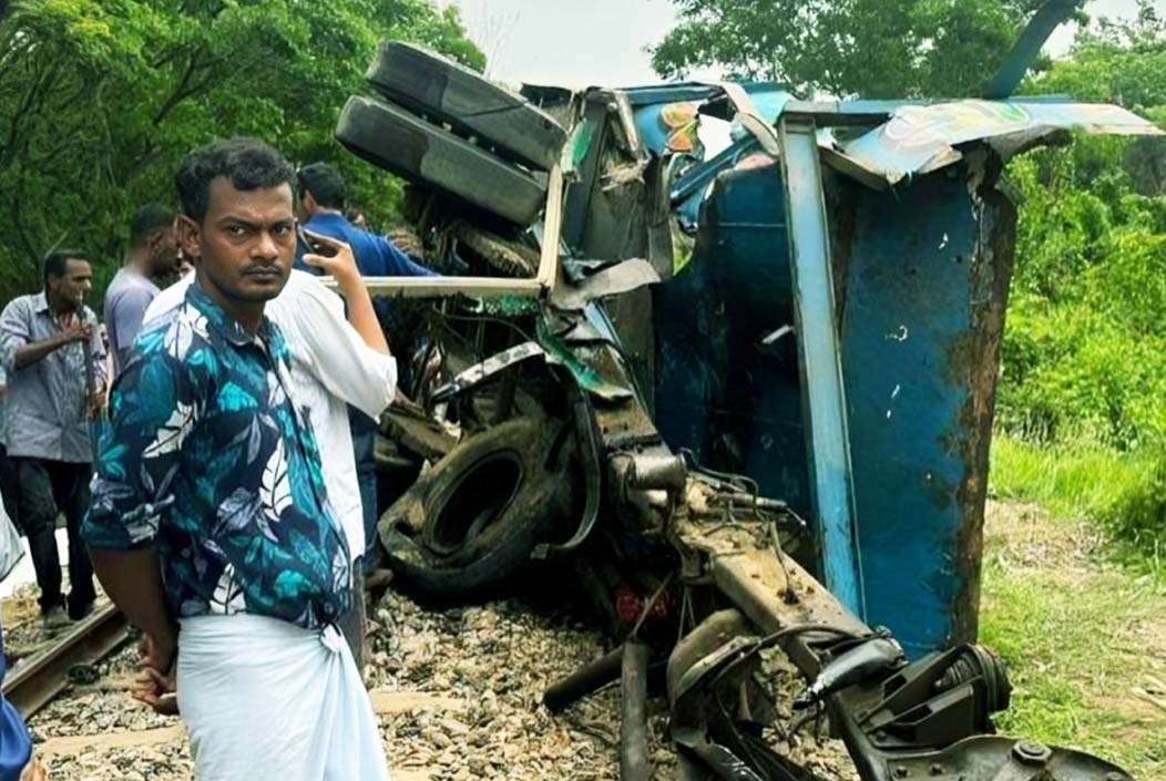 ফেনীর ছাগলনাইয়ায় ট্রেন ও ট্রাকের সংঘর্ষে নিহত ২