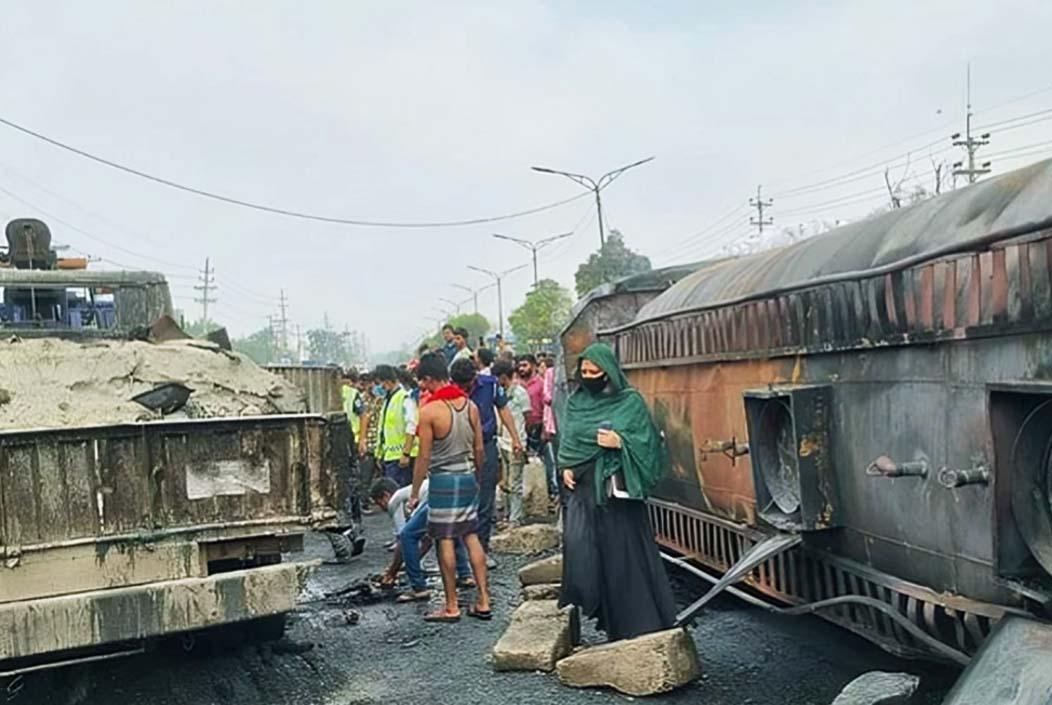 রাজধানীর সাভারে তেলের ট্রাক উল্টে ৪টি গাড়িতে অগ্নিকাণ্ড, নিহত ১