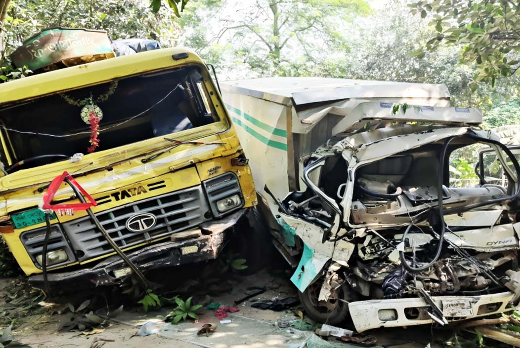 রাজবাড়ীতে ট্রাক ও কাভার্ডভ্যান মুখোমুখি সংঘর্ষে নিহত ১