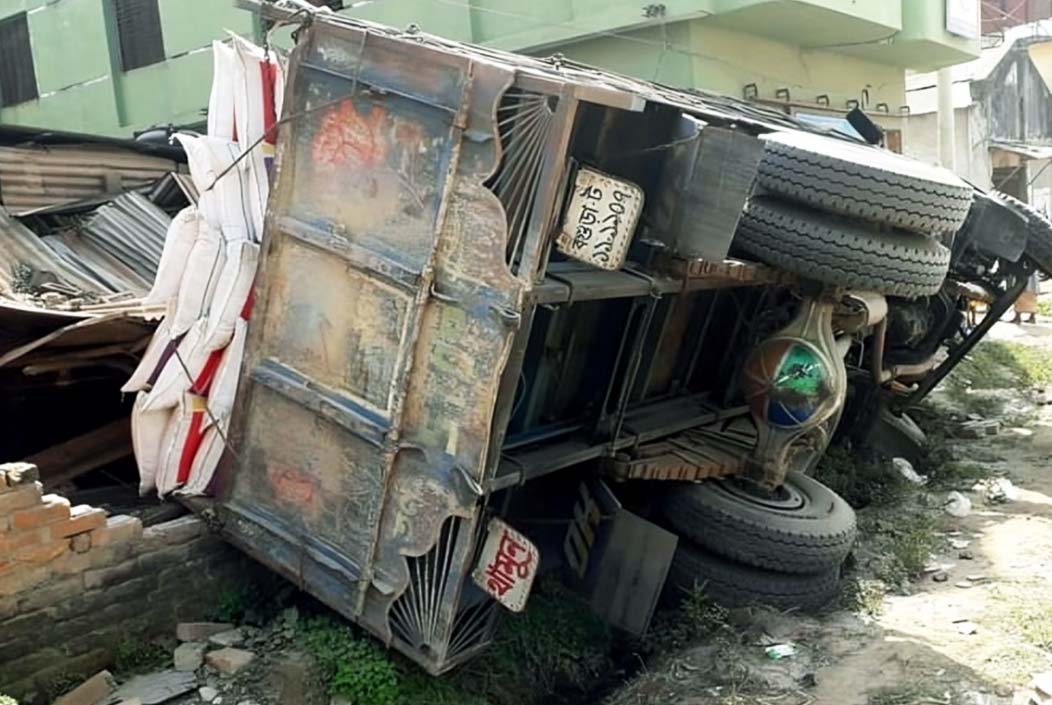 রাস্তার পাশে ট্রাক উল্টে বসতঘর বিধ্বস্ত, আহত ৩