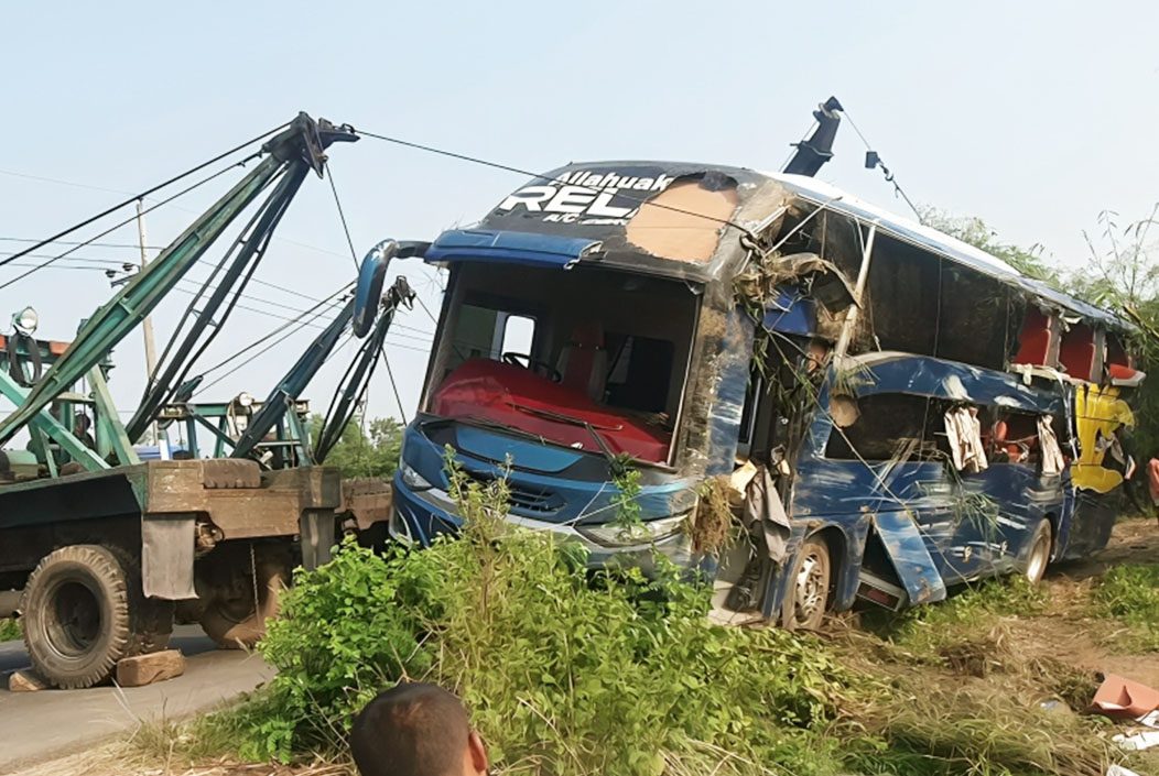 কুমিল্লার চৌদ্দগ্রামে বাস উল্টে নিহত ৫