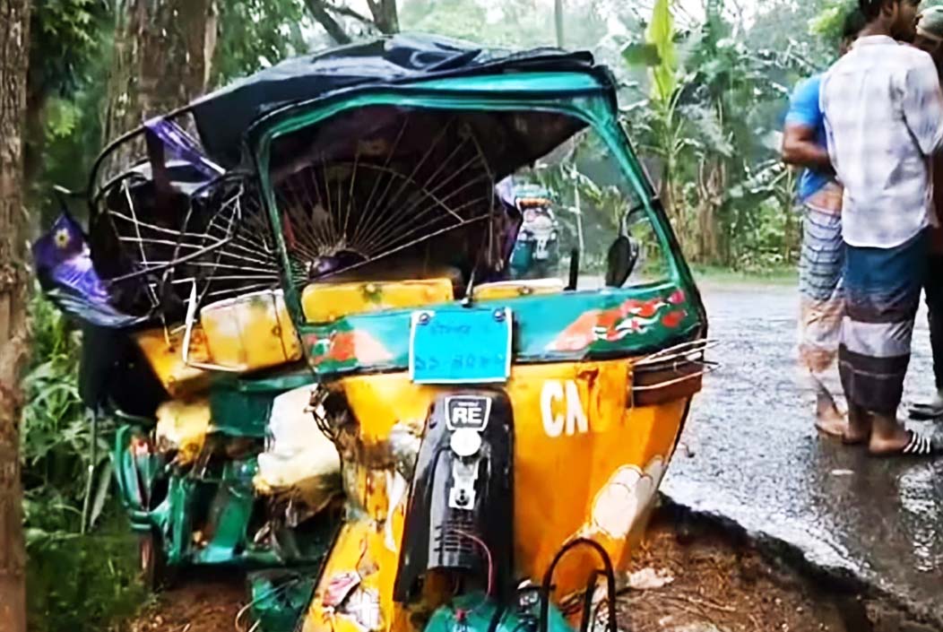 চাঁদপুরের হাজীগঞ্জে বাড়ি ফেরার পথে সড়কে প্রাণ গেল বাবা ও ছেলের