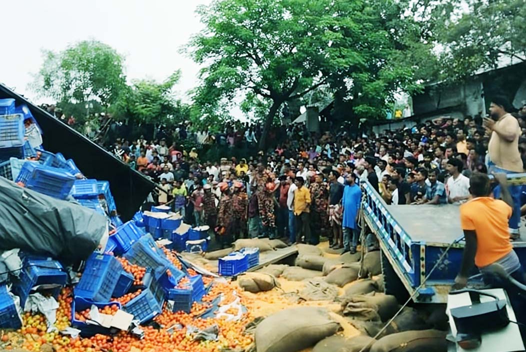 দিনাজপুরের বীরগঞ্জে ট্রাক-ট্রাক্টর সংঘর্ষে হেলপারের মৃত্যু