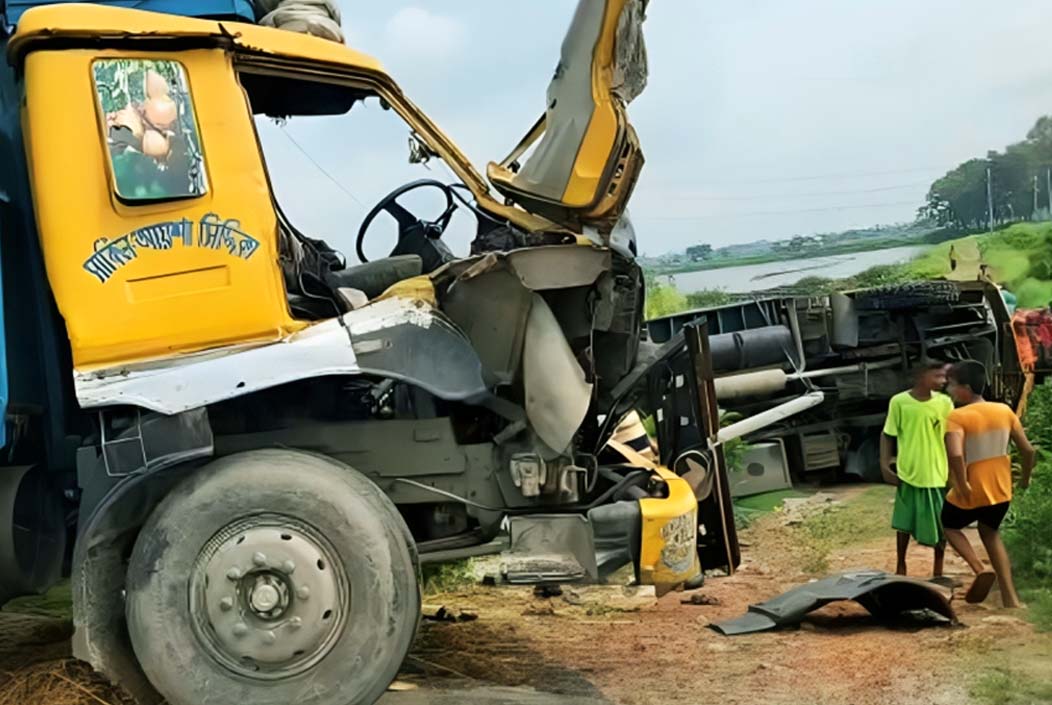 কুমিল্লায় গরু বহনকারী ট্রাক উল্টে দুই ব্যবসায়ীর মৃত্যু