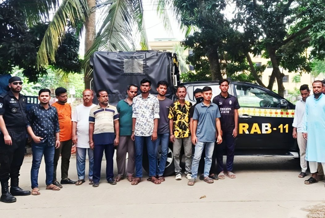 চাঁদপুর পাসপোর্ট অফিসের দালাল চক্রের প্রধানসহ গ্রেপ্তার ১৬