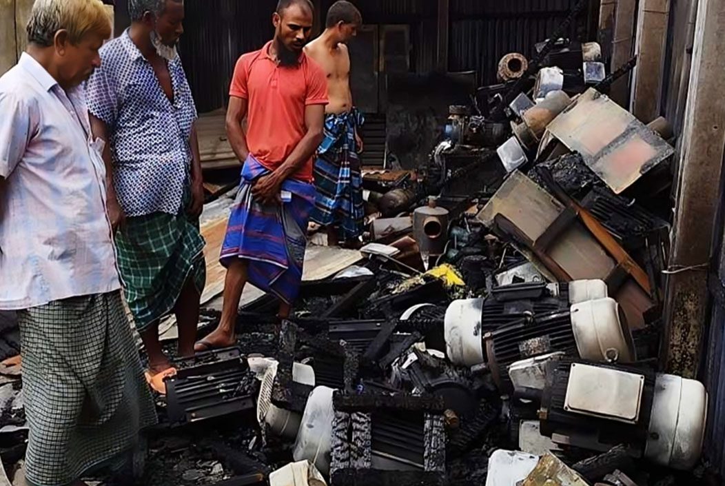 জামালপুরের ইসলামপুরে আগুনে ৪টি দোকান পুড়ে ছাই