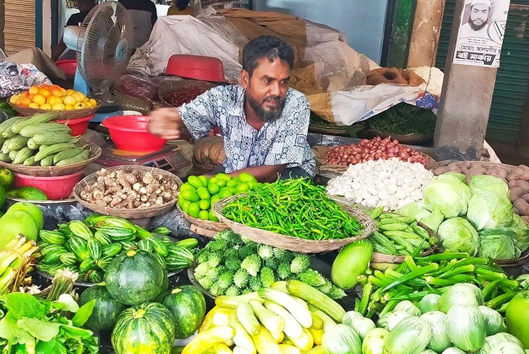 ঝিনাইদহে সবজির দাম বেড়েছে, দিশেহারা নিম্নআয়ের মানুষ