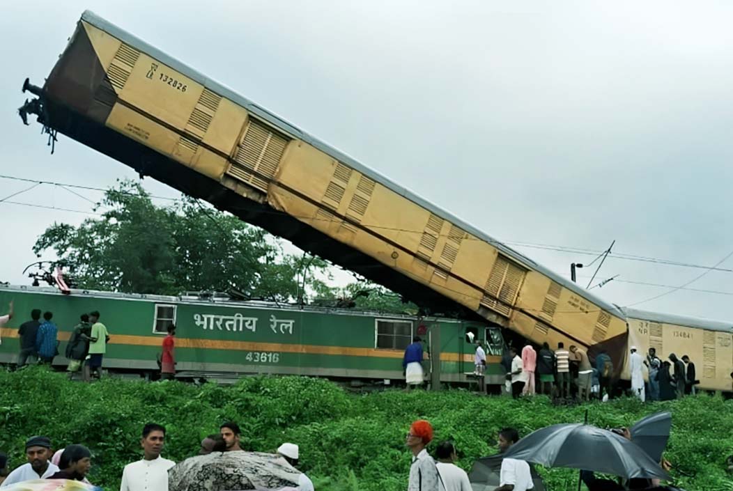 ভারতের পশ্চিমবঙ্গে দুটি ট্রেনের সংঘর্ষে নিহত ৮, আহত অন্তত ২৫