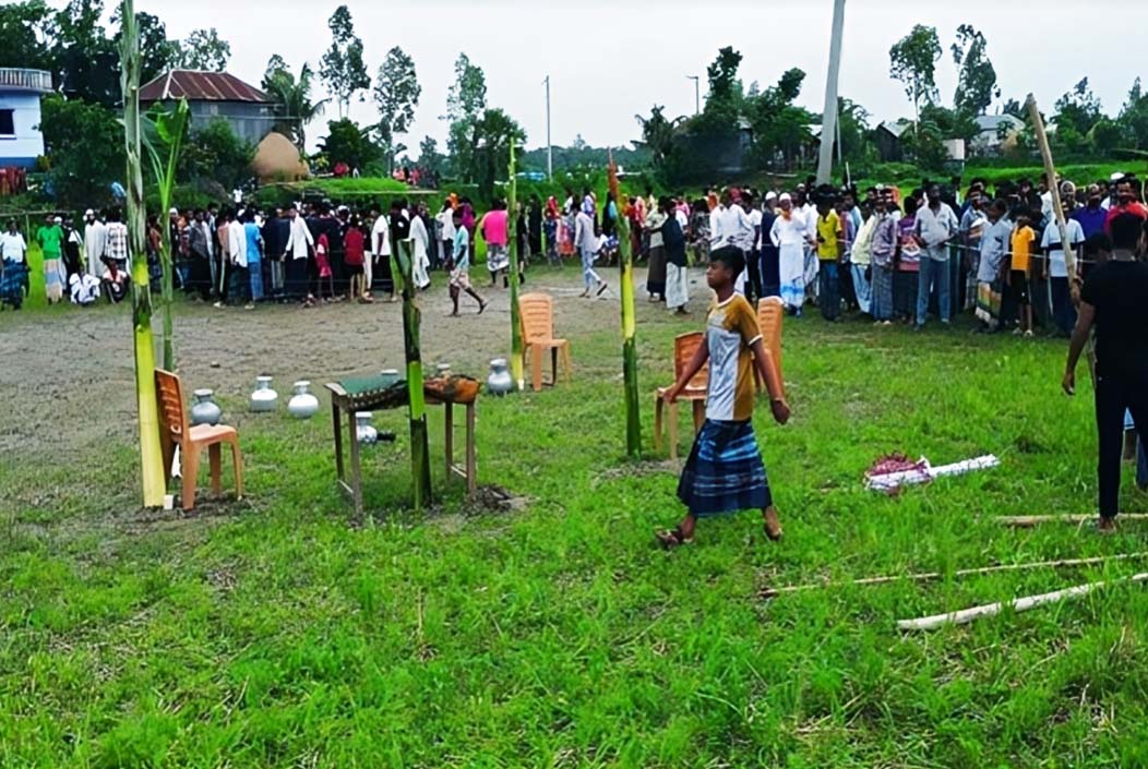 সাপের কামড়ে মৃত যুবককে জীবিত করতে ওঝাদের নানা আয়োজন