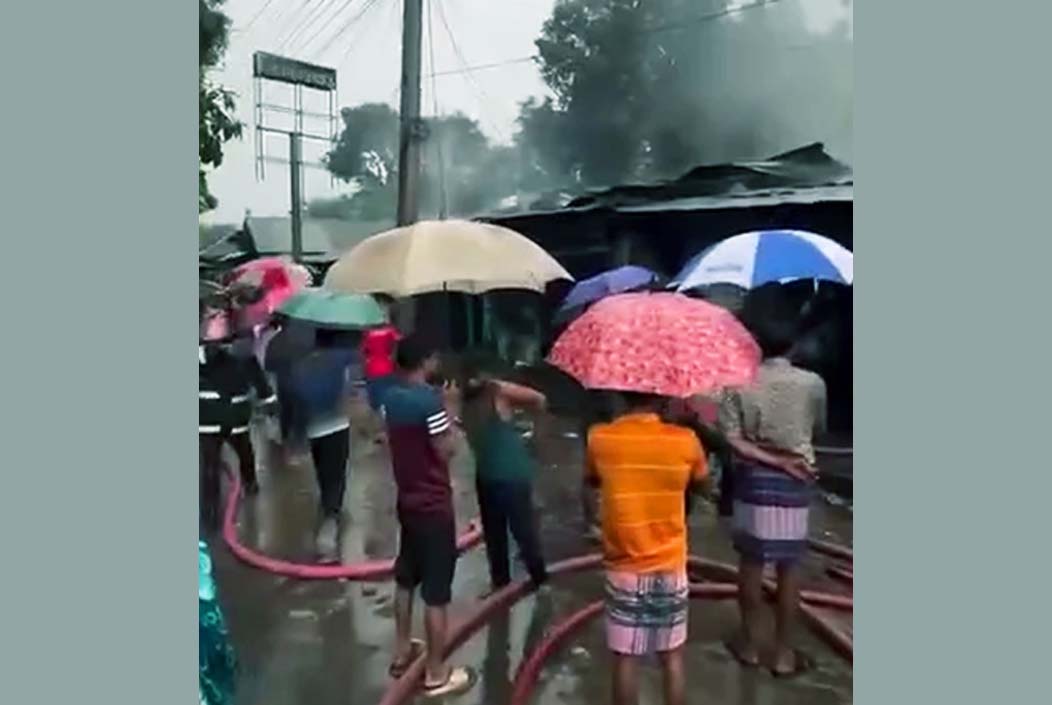 সিলেটে বজ্রপাত থেকে আগুন লেগে পুড়ল ৯টি দোকান