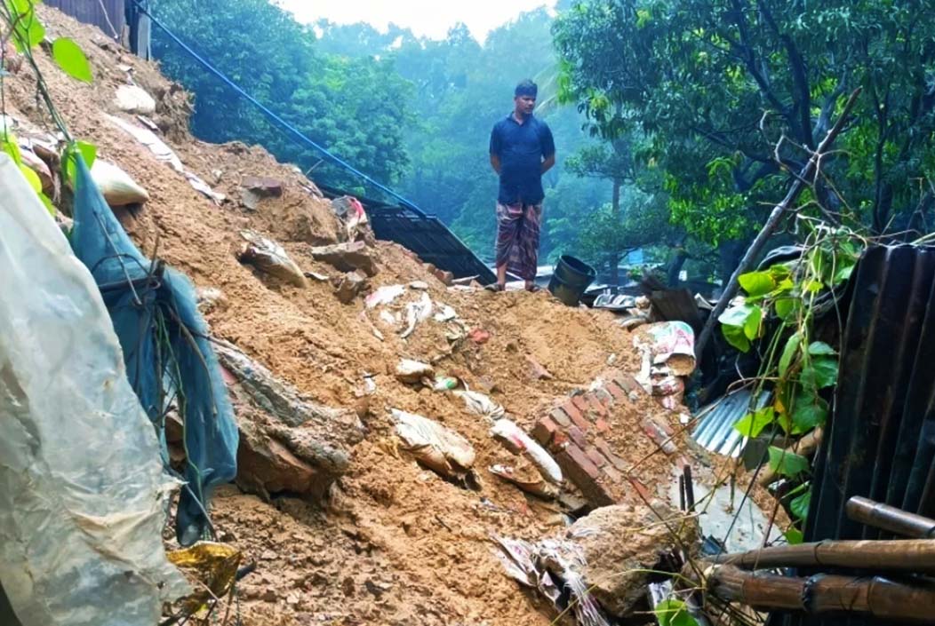 কক্সবাজারে বৃষ্টির তীব্রতায় পাহাড় ধসে নারী ও শিশুর মৃত্যু