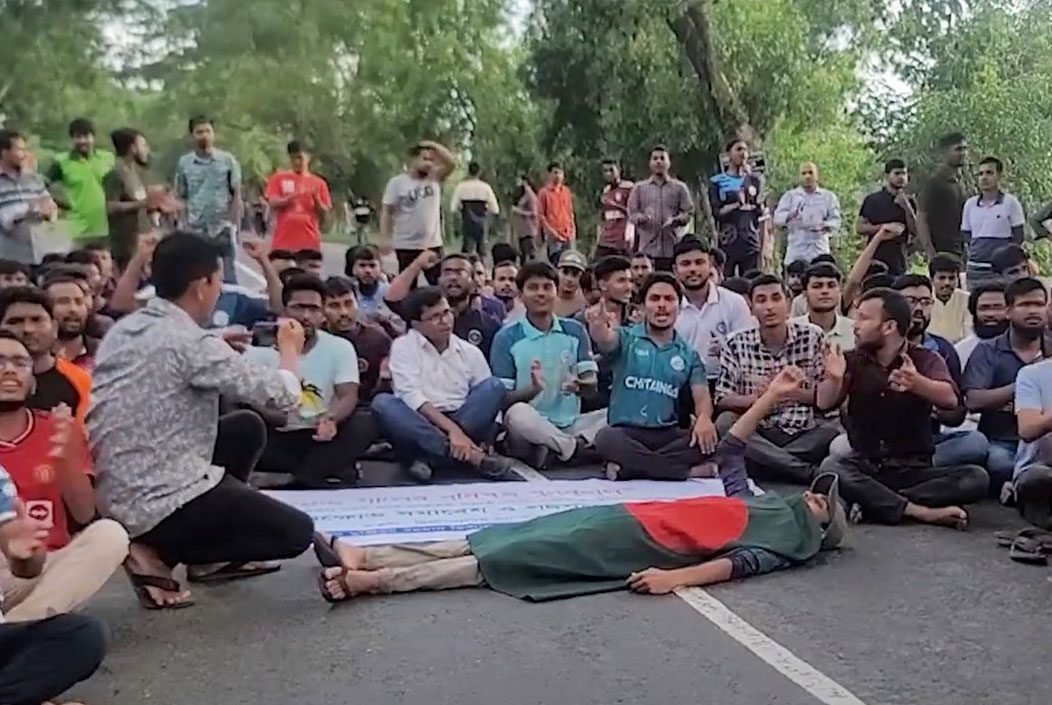 কোটাব্যবস্থা বাতিলের দাবিতে ঢাকা-খুলনা মহাসড়ক অবরোধ