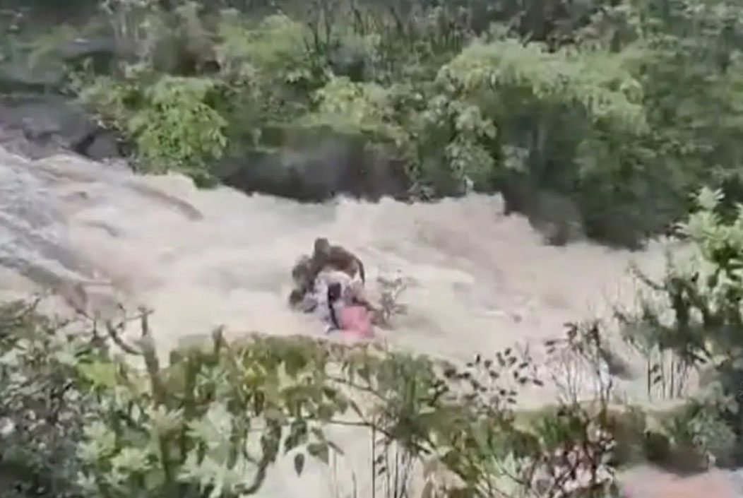 জলস্রোতে ভেসে গেল শিশুসহ একই পরিবারের ৭ জন