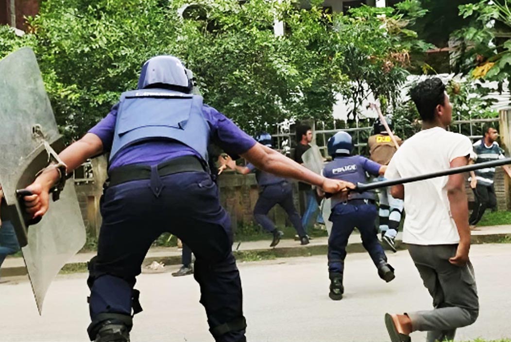 শিক্ষার্থীদের কর্মসূচিতে পুলিশের লাঠিচার্জ, আহত ১৫