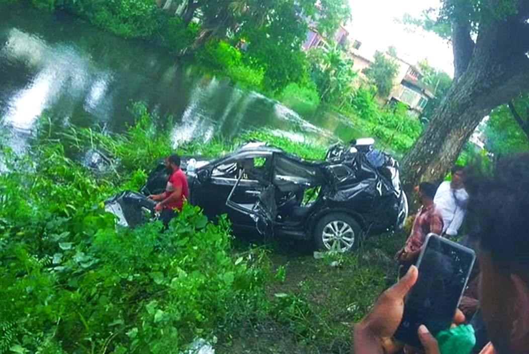 কুমিল্লায় মাইক্রোবাস নিয়ন্ত্রণ হারিয়ে খাদে, ৩ যাত্রী নিহত