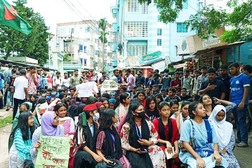 বগুড়ায় গানে গানে নিহতদের স্মরণ করল আন্দোলনকারী শিক্ষার্থীরা