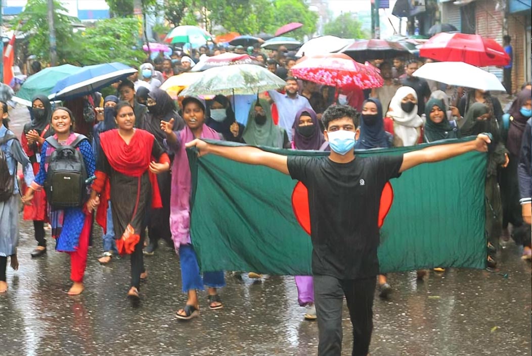 বগুড়ায় বৈষম্যবিরোধী ছাত্র আন্দোলনের গণমিছিল