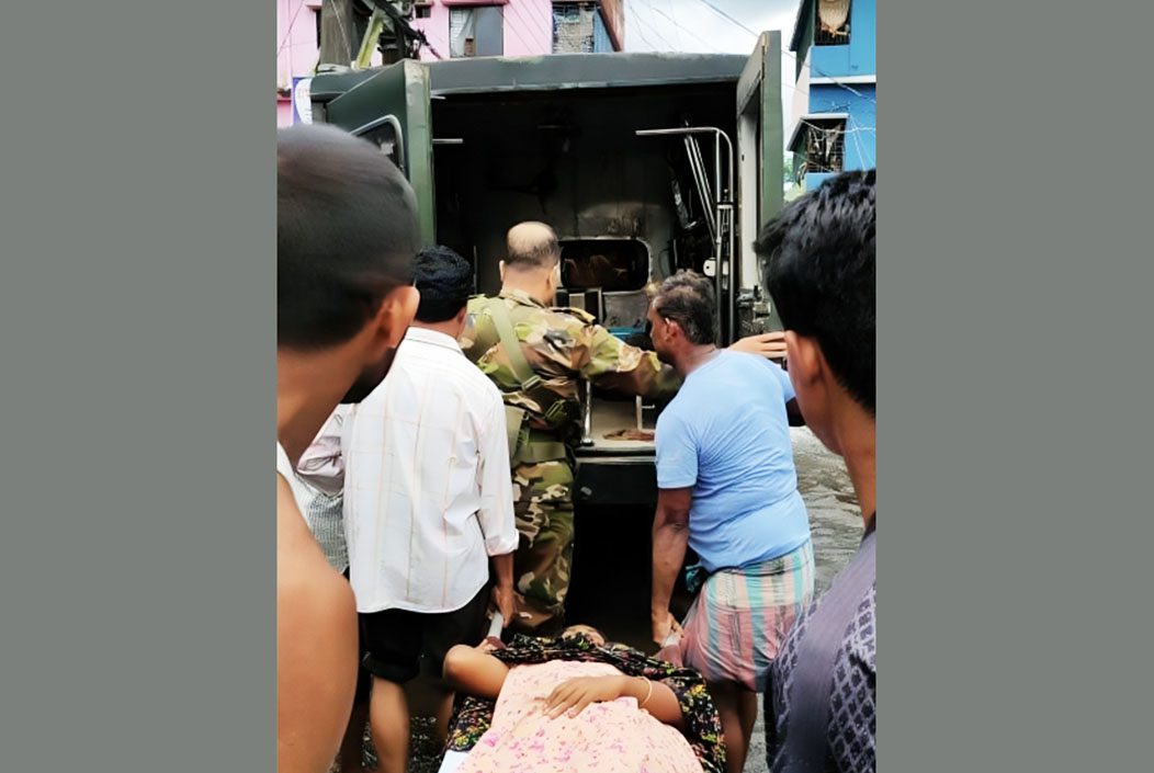 বন্যার পানিতে আটকা পড়া গর্ভবতী নারীকে উদ্ধার করলো সেনাবাহিনী