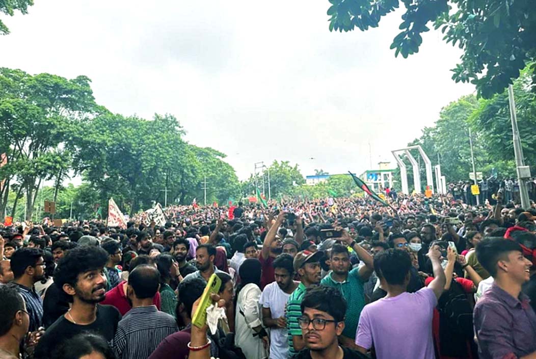 বিক্ষোভকারীদের স্লোগানে উত্তাল কেন্দ্রীয় শহীদ মিনার