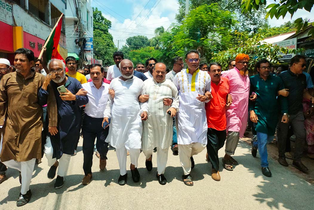 মুক্ত মিছিল করেছে নওগাঁ জেলা বিএনপির নেতাকর্মীরা