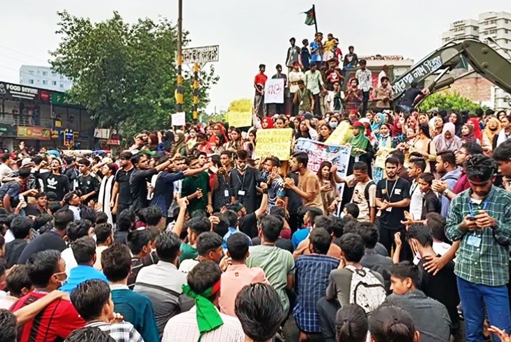 রাজধানীর ইসিবি চত্বর ও মিরপুরে শিক্ষার্থীদের বিক্ষোভ মিছিল