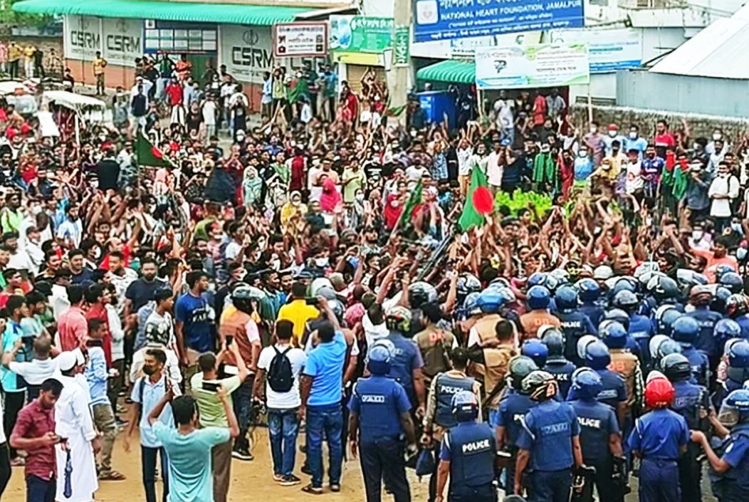 সরকার সমর্থকদের ধাওয়ায় আন্দোলনকারীদের মিছিল ছত্রভঙ্গ