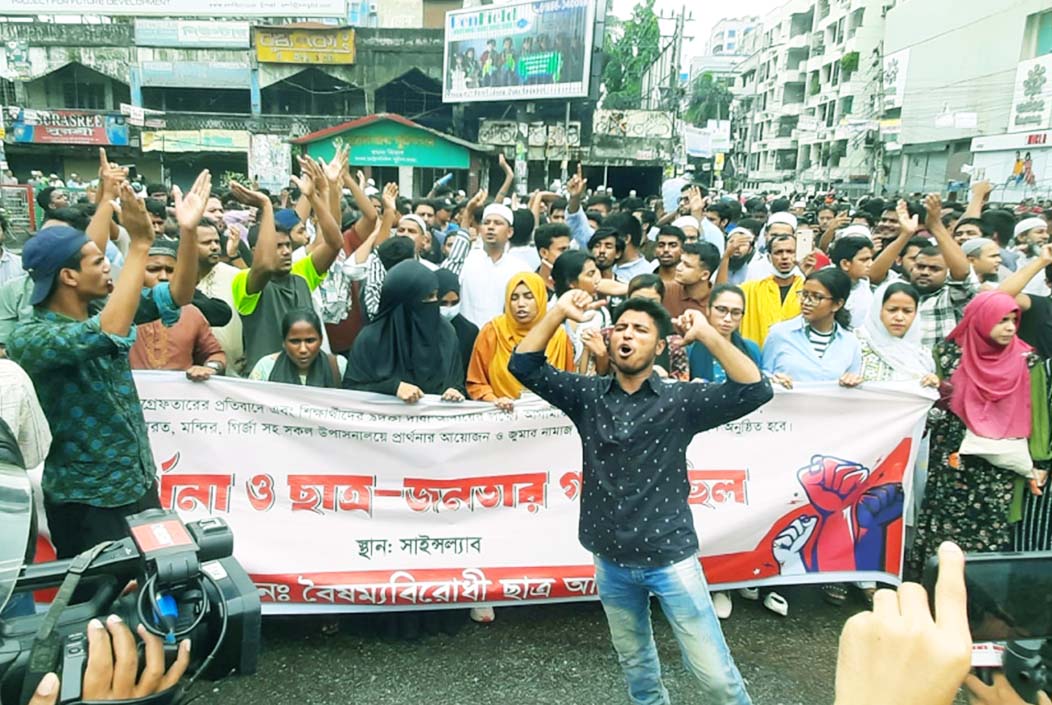 সায়েন্সল্যাব মোড় থেকে মিছিল নিয়ে শাহবাগে আন্দোলনকারীরা