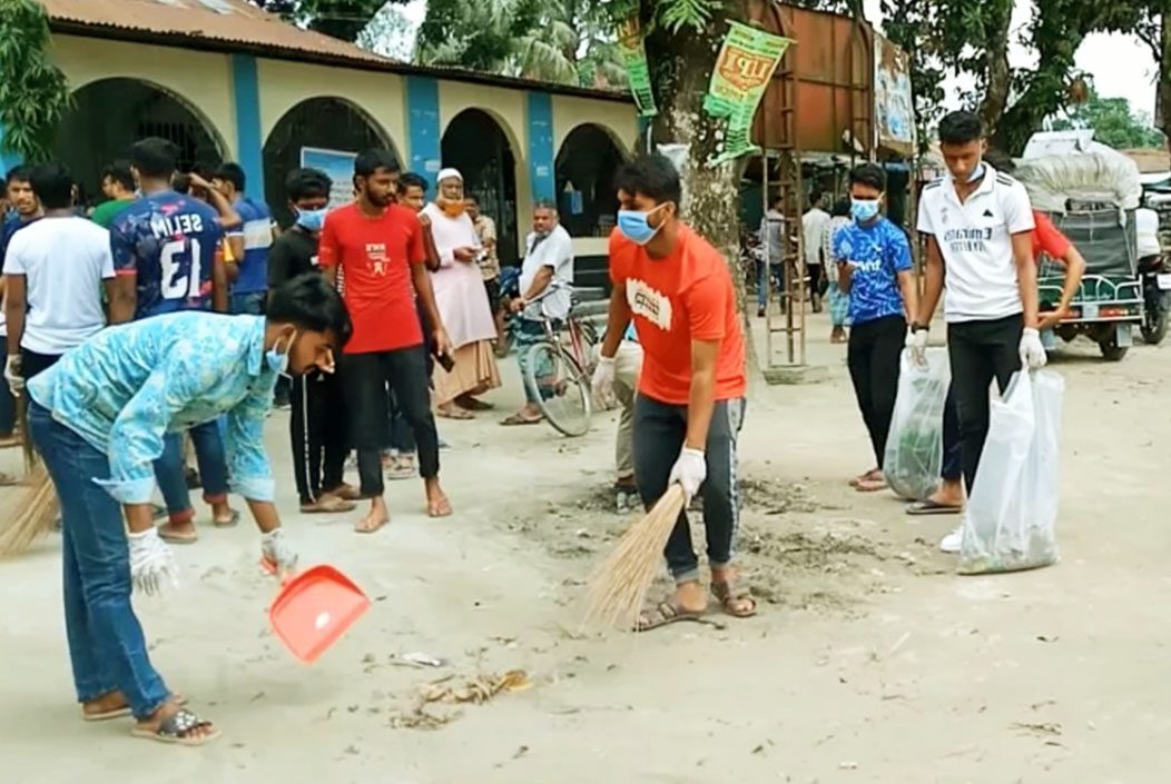 হাট-বাজার পরিষ্কার করছে শিক্ষার্থীরা