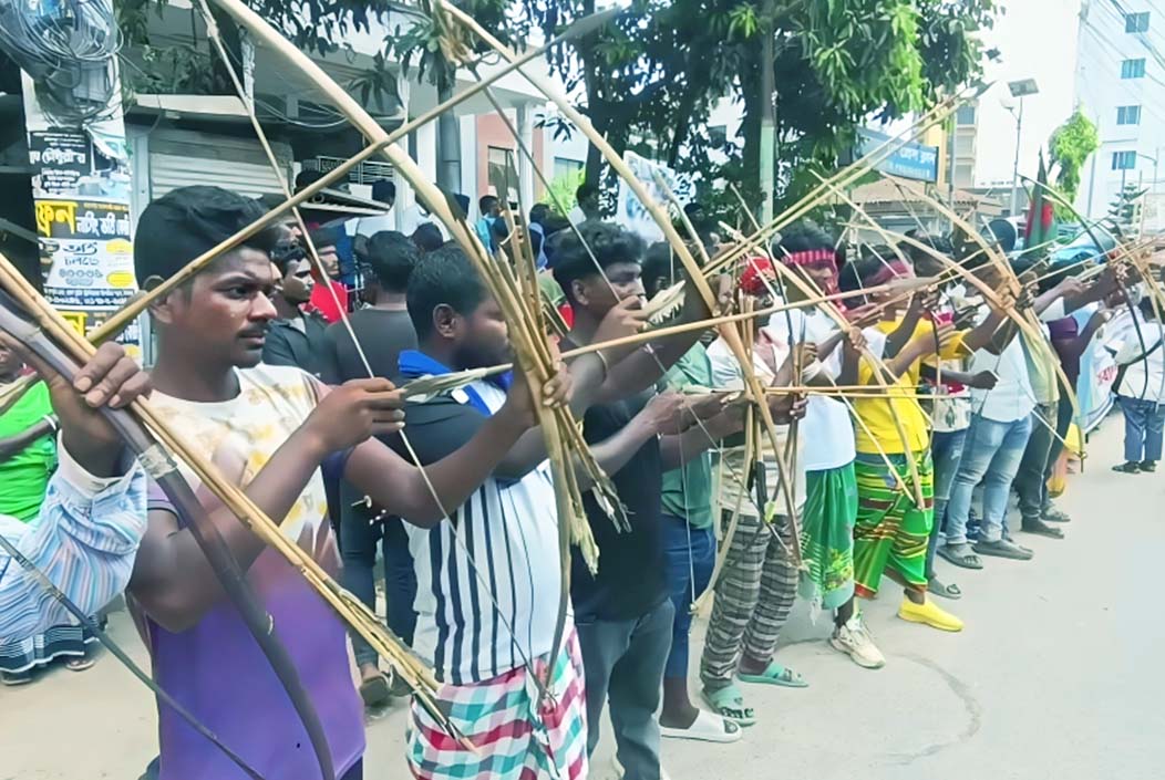 ৯ দফা দাবিতে তীর-ধনুক নিয়ে রাস্তায় নেমেছে ক্ষুদ্র নৃগোষ্ঠীর মানুষ