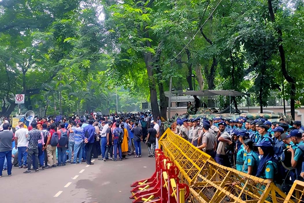 চাকরিতে বয়সসীমা ৩৫ প্রত্যাশীদের ওপর টিয়ারশেল নিক্ষেপ