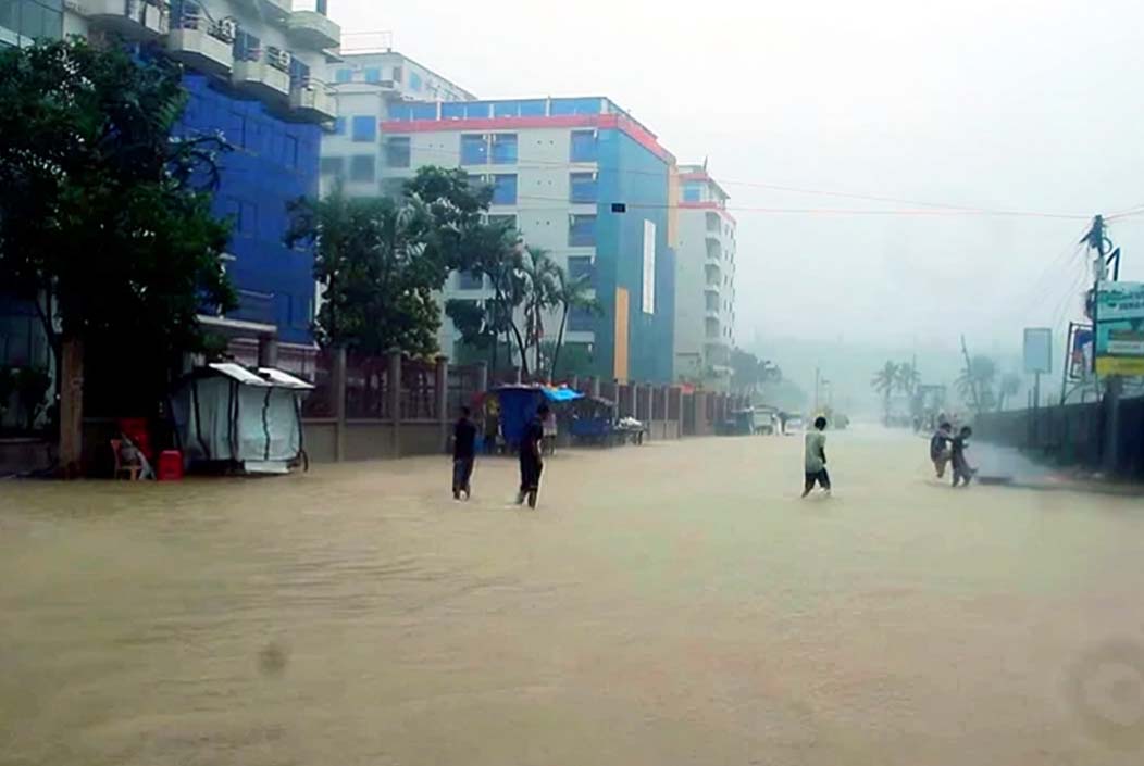 ভারী বর্ষণে ডুবেছে কক্সবাজার, আটকা পড়েছেন ২৫ হাজার পর্যটক