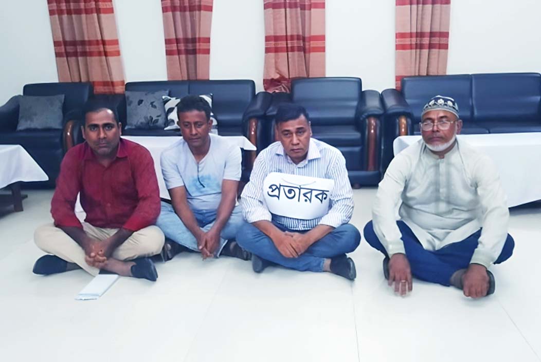 সেনা ক্যাম্পে চার ভুয়া সেনা কর্মকর্তা আটক