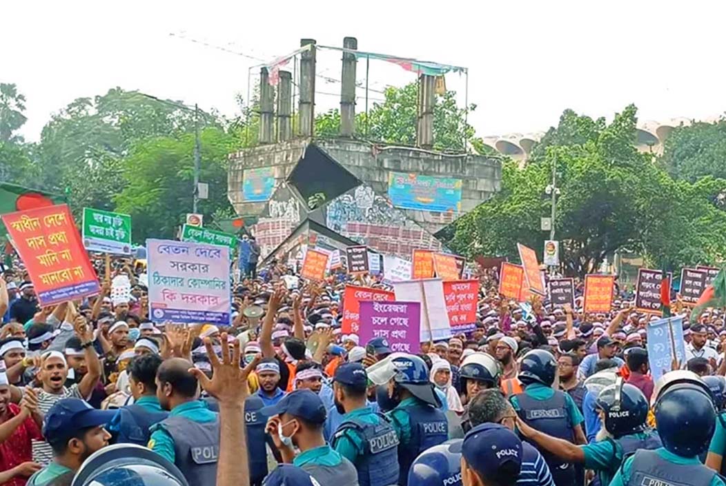 চাকরি জাতীয়করণের দাবিতে আউটসোর্সিং কর্মীদের শাহবাগ অবরোধ