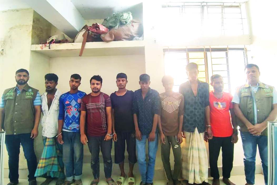 জুয়া খেলার সরঞ্জামসহ ৮ জুয়াড়ি আটক