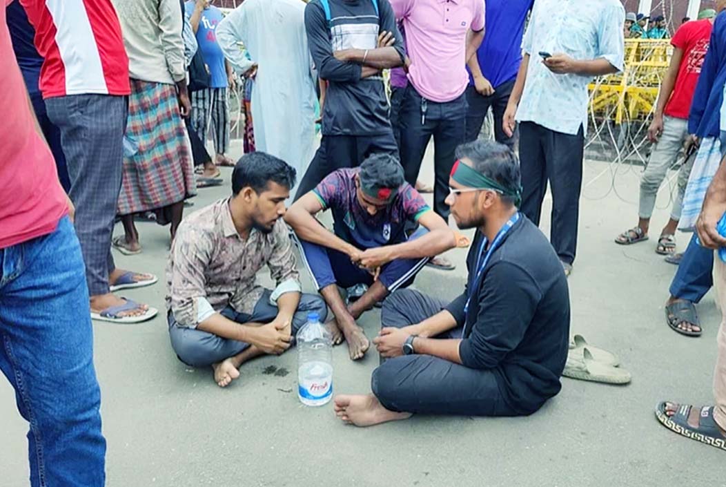 রাষ্ট্রপতির পদত্যাগের দাবিতে বঙ্গভবনের সামনে ৩ ব্যক্তির অবস্থান