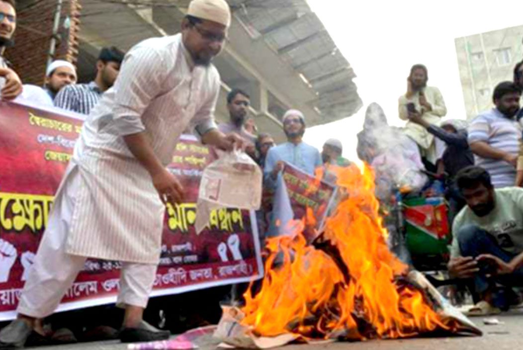 ডেইলি স্টার ও প্রথম আলোর সাইনবোর্ড ভাঙচুর