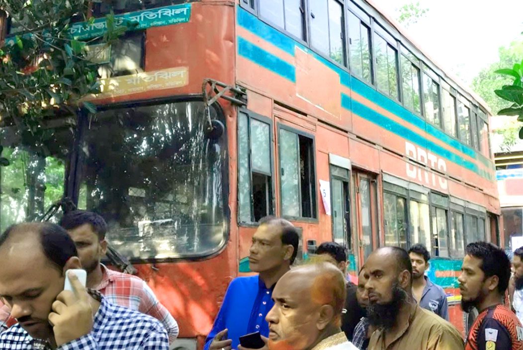 পিকনিক বাস বিদ্যুতায়িত হয়ে বিশ্ববিদ্যালয়ের ৩ শিক্ষার্থীর মৃত্যু