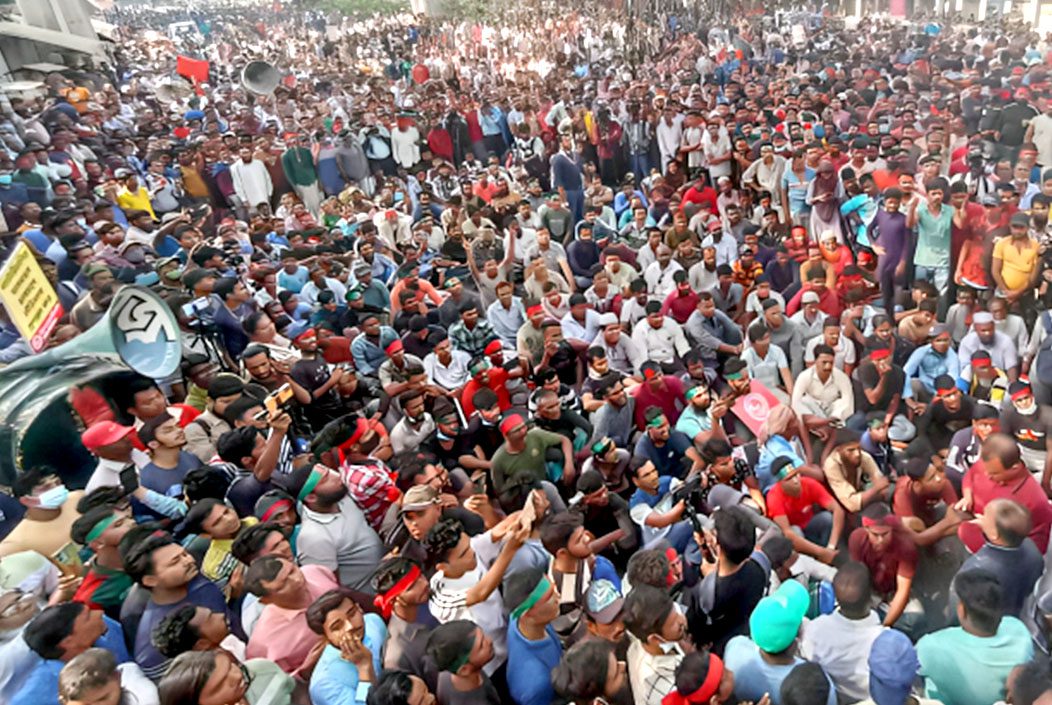 রাজধানীর বিভিন্ন এলাকার সড়ক আটকে অবরোধ করছেন অটোরিকশা চালকেরা