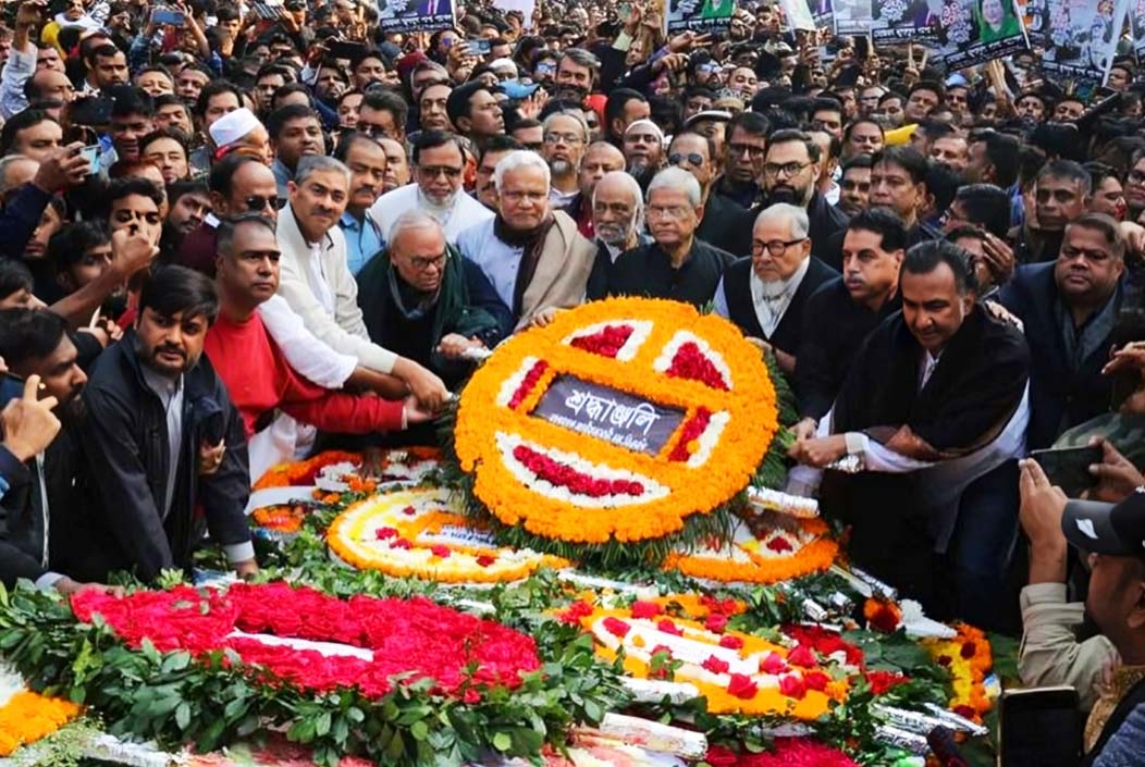 শহীদ বুদ্ধিজীবীদের শ্রদ্ধা জানাতে স্মৃতিসৌধে জনতার ঢল