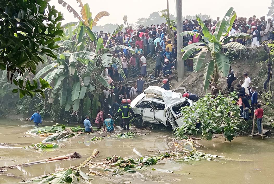 ফরিদপুরে ট্রেনের ধাক্কায় মাইক্রোবাসের ৫ যাত্রী নিহত